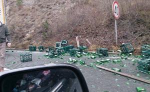  / Na putu od Jablanice prema Mostaru iz kamiona ispale gajbe i flaše: Oprez na putu, FOTO: Čitateljka/Radiosarajevo.ba