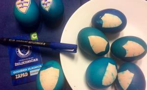  / Koristite tanki vodootporni flomaster odgovarajuće boje, kako biste nacrtali detalje grba