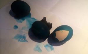  / Pažljivo vadite obojena jaja na papir, razrežite krpicu i odlijepite aplikaciju