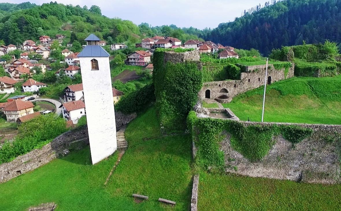 Pogled odozgo /Maglajska tvrđava i džamija Kuršumlija - vrijedni ...