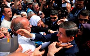 AA / Ahmet Davutoglu prišao okupljenoj masi u Banjoj Luci 