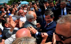 AA / Ahmet Davutoglu prišao okupljenoj masi u Banjoj Luci 