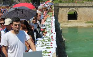 AA / S mosta u Drinu bačeno 3.000 ruža za 3.000 ubijenih