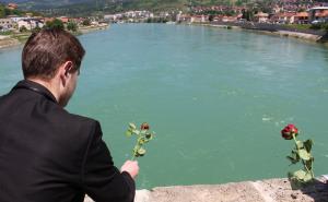 AA / S mosta u Drinu bačeno 3.000 ruža za 3.000 ubijenih