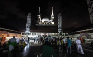 AA / Hiljade vjernika na prvom teravih-namazu u Džakarti 