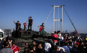 Anadolija / LJudi na mostu slave gušenje pokušaja vojnog udara