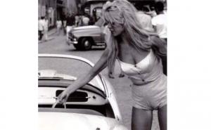  / Brigitte Bardot u filmu 'I Bog stvori ženu' (Lancia Aurelia B24 Spider America)