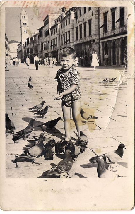 Facebook/"Ne odgovaram mu ništa, ali mislim o tome kako me se moj otac uvijek sjeća kao ono dijete u 'špilhoznama'; tu pored fontane, s golubovima oko mene."