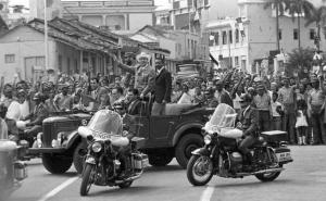  / Santiago de Cuba, 1974. godine: Generalni sekretar KP SSSR Leonid Brežnjev i Fidel Castro u sovjetskom terencu GAZ-69 