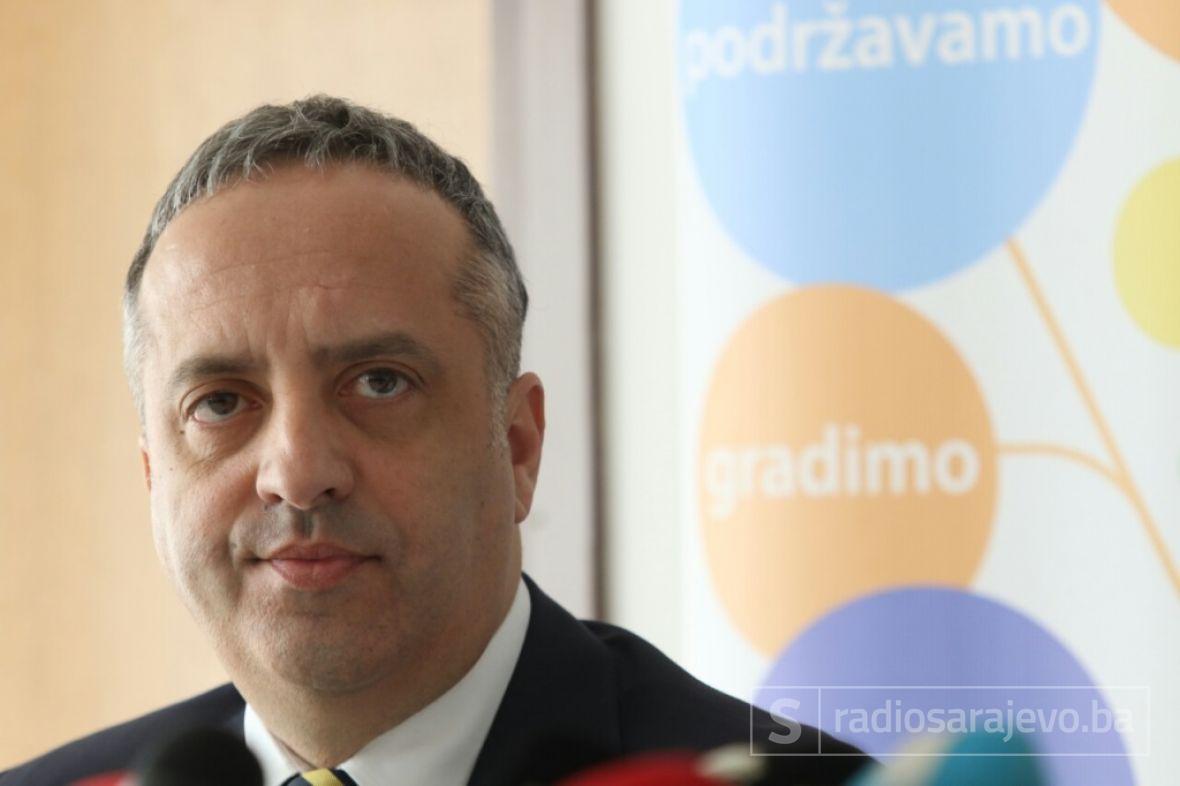 Donacija /Općoj bolnici Prim. dr. Abdulah Nakaš 100.000 KM od BH ...