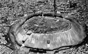 Aga Khan Documentation Center, MIT / Pogled iz zraka na Alepsku tvrđavu, fotografiranu 1937. godine. 