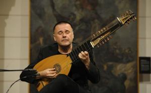  / Edin Karamazov na koncertu u sarajevskoj Vijećnici; Foto: Almin Zrno