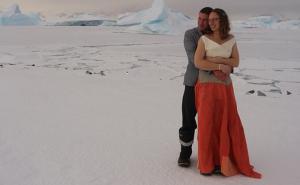 Britanska stanica na Antarktiku / Vjenčanje Julie Baum i Toma Sylvestera