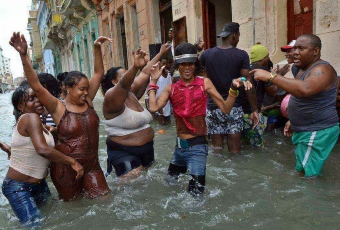 FOTO: Facebook/Kubanci plešu po poplavljenim ulicama