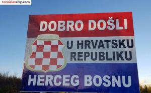Tomislavcity.com / Plakat Herceg-Bosna postavljen na ulazu u BiH