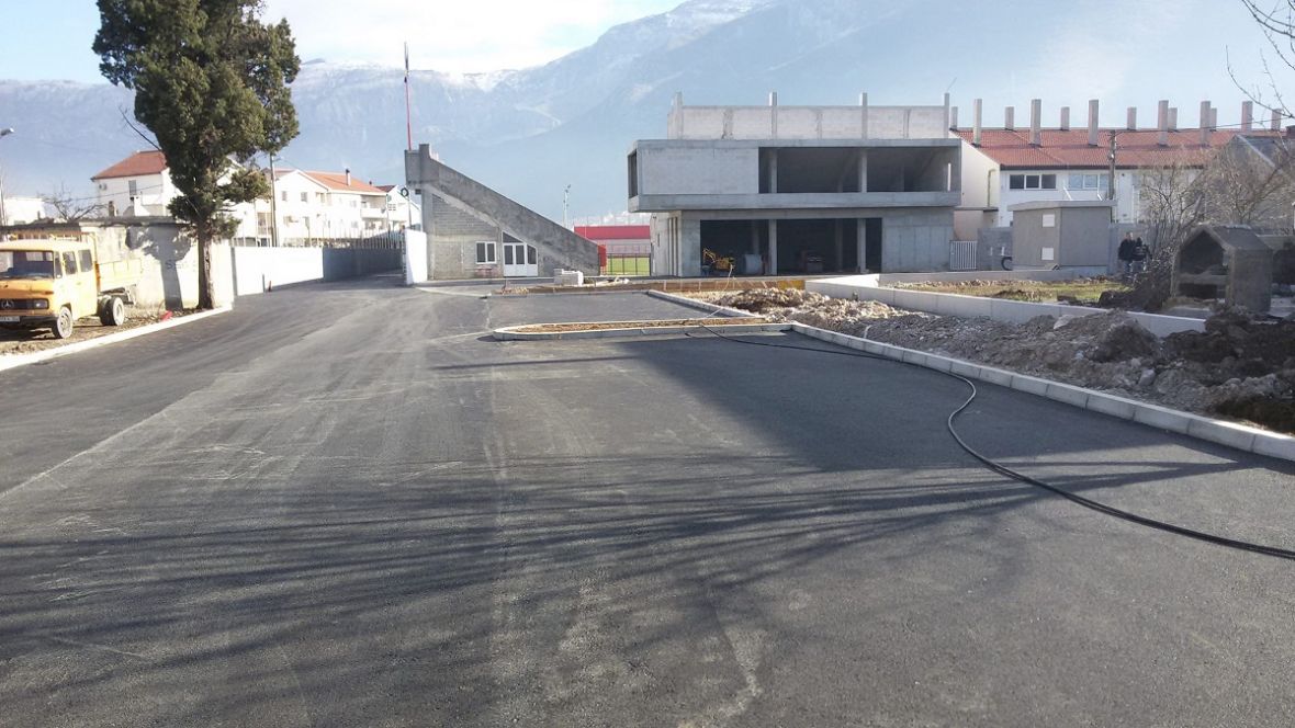 Mostar /Asfaltirani prilazi Veležovom domu: Stadion Rođeni ...