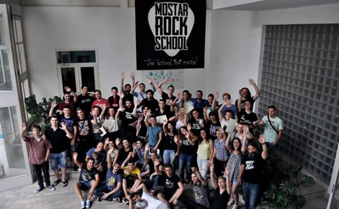 BiH /Mostar Rock školu pohađaju učenici iz oba dijela grada, o njima pisao  Guardian / Radio Sarajevo