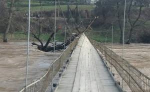 Foto: FUCZ / Stablo prijeti da uruši most