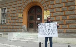 FOTO: Radiosarajevo.ba / Milomir Stojnić protestuje ispred Ustavnog suda BiH