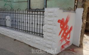 Foto: Tuzlanski.ba / Vandalskim činom oskrnavljen mezar u Tuzli