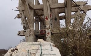 FOTO: Radiosarajevo.ba / Sramne poruke na spomeniku na Makljenu