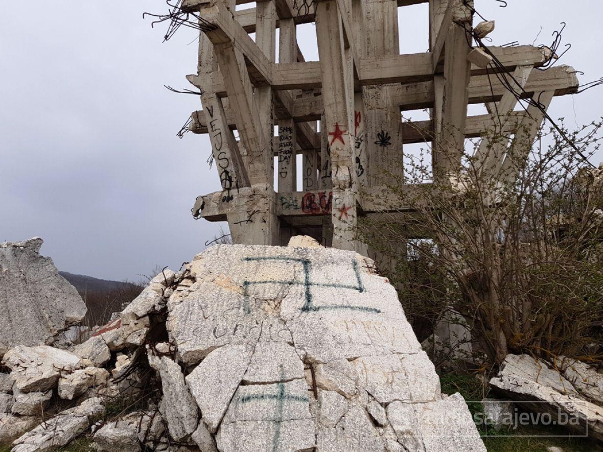 FOTO: Radiosarajevo.ba/Sramne poruke na spomeniku na Makljenu