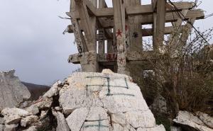FOTO: Radiosarajevo.ba / Sramne poruke na spomeniku na Makljenu