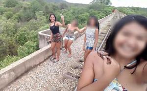 Foto: Central European News / Most na kojem su djevojke pravile selfie