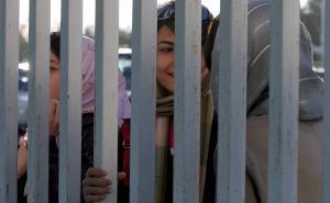 Foto: EPA / Žene gledaju utakmicu iza zatovrenih vrata stadiona