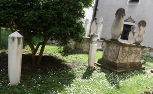 Foto: Dženan Kriještorac / Radiosarajevo.ba / Mezar Ibrahima ef. Halilovića u haremu Gazi Husrev-begove džamije u Sarajevu...