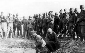 Foto: Tass / Na fotografiji iz 1941. godine sovjetski zatvorenici kopaju sami sebi grobove dok ih njemački vojnici nezainteresovano nadgledaju.