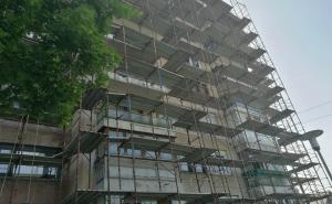 FOTO: Radiosarajevo.ba / Počela sanacija fasade zgrade na Dobrinji