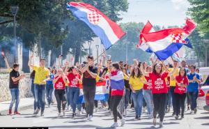 Foto: Grude-online / Maturanti u Grudama sa zastavama "Herceg-Bosne"