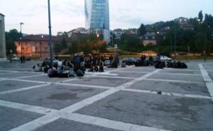 Pomozi.ba / Migranti u Sarajevu iftare na otvorenom