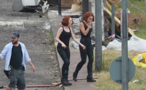 Boredpanda / Scarlett Johansson (Black Widow) i dvojnica Heidi Moneymaker