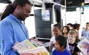 Youtube/Screenshot / Vozač školskog autobusa obradovao djecu sa 2.100 knjiga