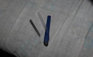 Foto: MUP USK / Pretresi kod migranata otkrili veliki broj noževa, palica...