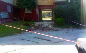Foto: Muhamed Kočo/Radiosarajevo.ba / Počelo uklanjanje smeća s krova zgrade