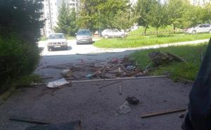 Foto: Muhamed Kočo/Radiosarajevo.ba / Počelo uklanjanje smeća s krova zgrade