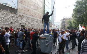 FOTO: Radiosarajevo.ba / Bivši borci pred zgradom Parlamenta