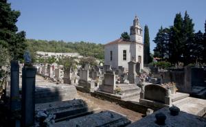 Foto: Anadolija / Dragojevević je mnog vremena provodio u Veloj Luci, gdje će biti i pokopan 