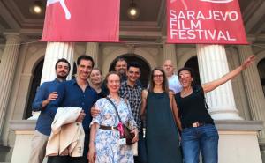 FOTO: Facebook / Ekipa filma na crvenom tepihu ispred Narodnog pozorišta Sarajevo