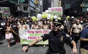 FOTO: EPA / New York: Paradom u toplesu ženu skrenule pažnju na diskriminaciju