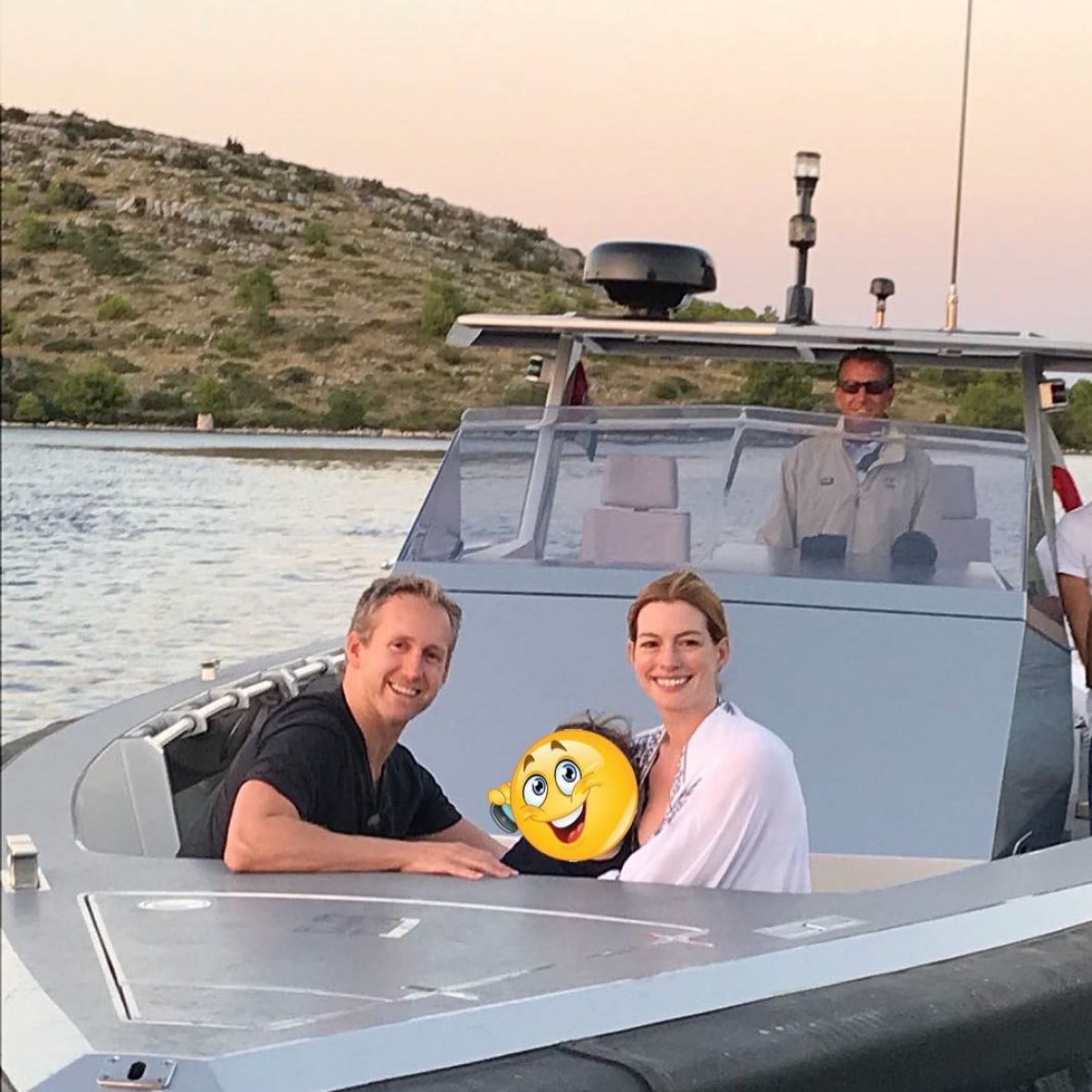 Foto: Instagram/Anne Hathaway sa suprugom i sinom uživa na Jadranskom moru