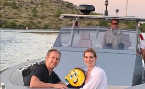 Foto: Instagram / Anne Hathaway sa suprugom i sinom uživa na Jadranskom moru