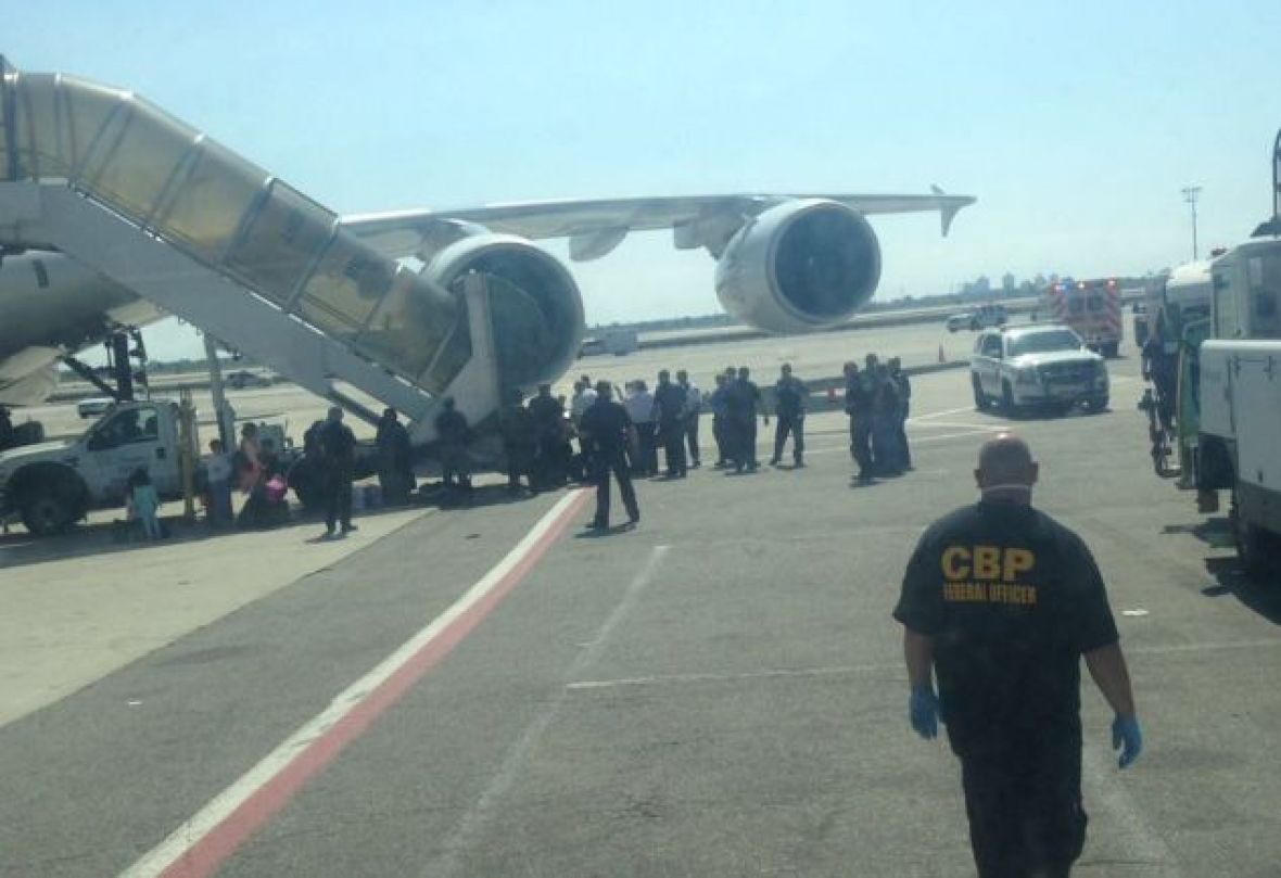 Foto: Twitter/Sporni avion iz Dubaija na aerodromu u New Yorku 