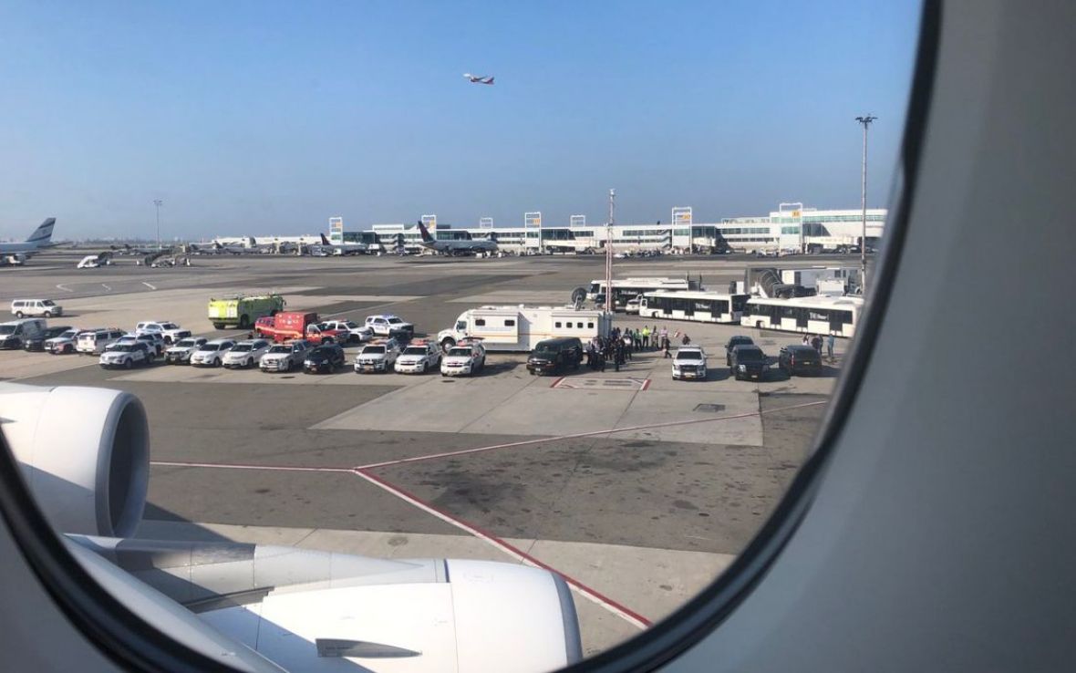 Foto: Twitter/Sporni avion iz Dubaija na aerodromu u New Yorku 