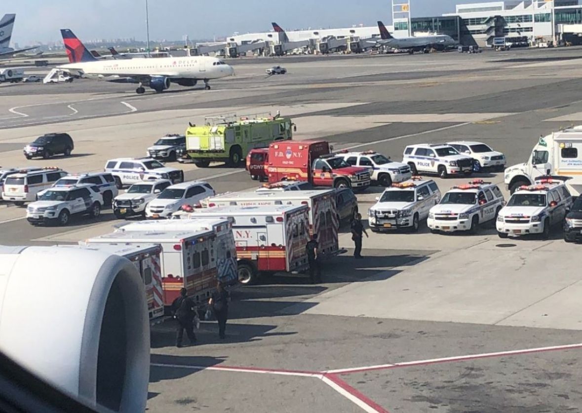 Foto: Twitter/Sporni avion iz Dubaija na aerodromu u New Yorku 