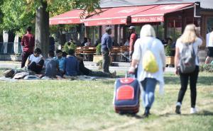 Foto: Dženan Kriještorac / Radiosarajevo.ba / Migranti u parku kod Željezničke stanice u Sarajevu