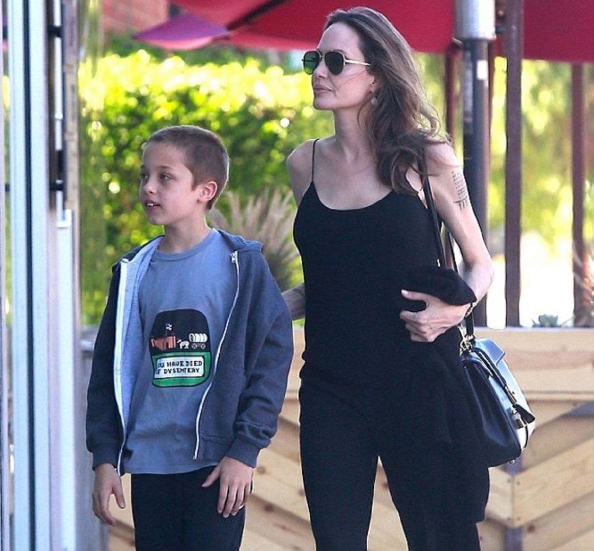 Angelina Jolie sa djecom - undefined